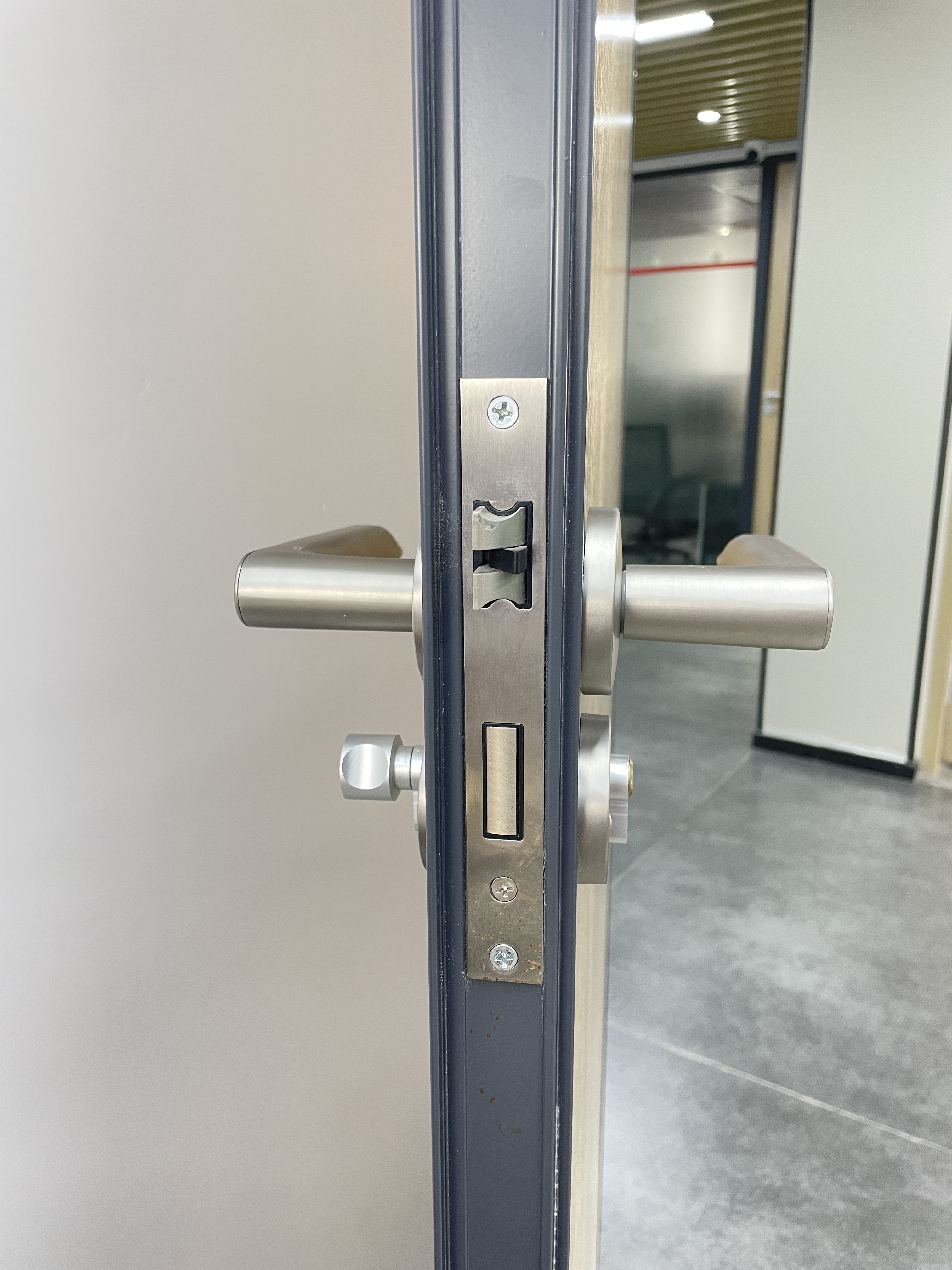 New Security Smart Door Lock，use fingerprint ,password,card to unlock 